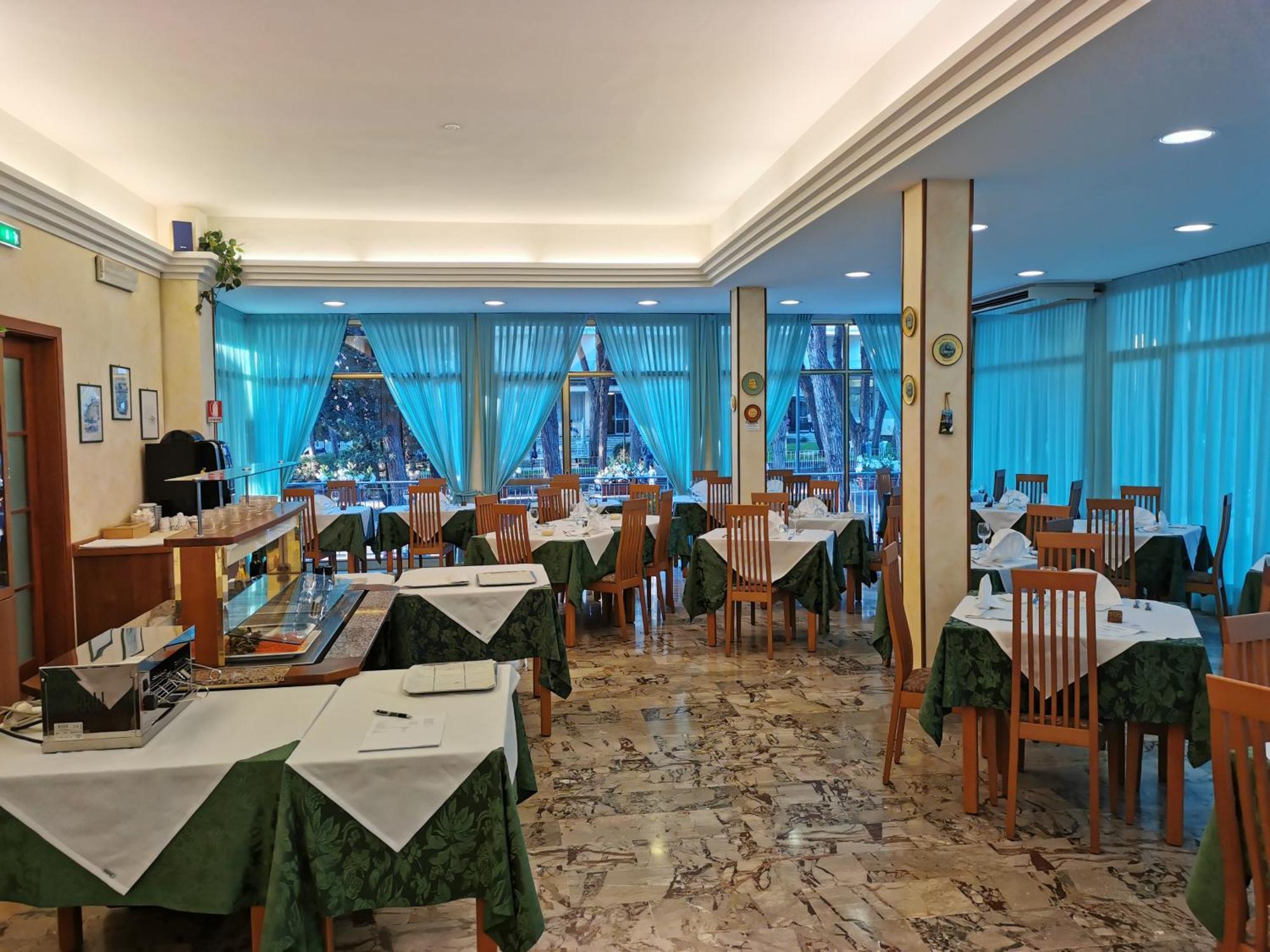 Hotel Pine Beach Rosolina Mare Exterior photo